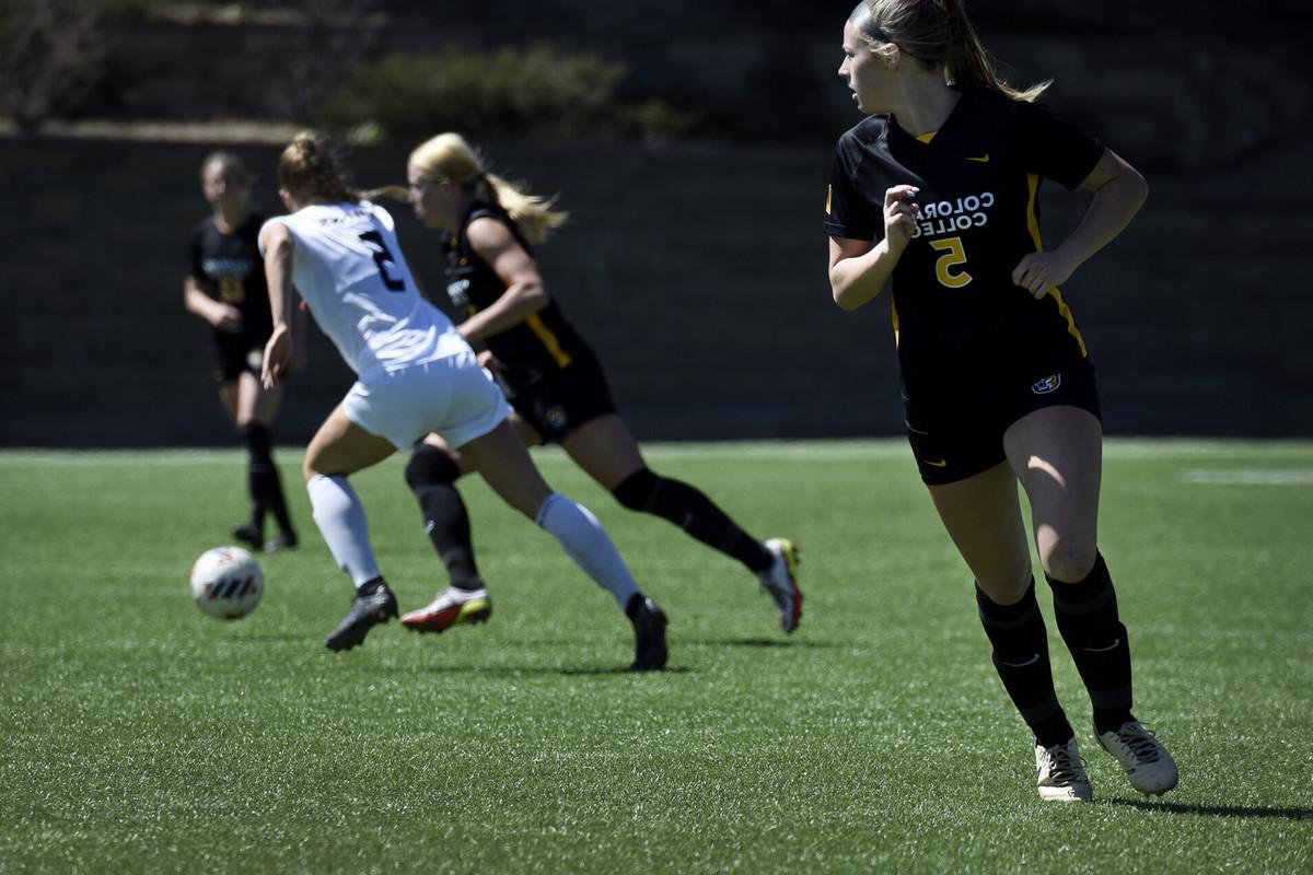 艾玛·史密斯，中场前锋. CC Women’s Soccer played a game against Kansas State University and won 2-1 on April 14 at Stewart Field at 科罗拉多大学. 杰米·科顿/赌博正规的十大网站摄